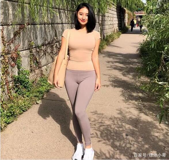 网友建议空姐不再“服美役”，又一航司换装：平底鞋取代高跟鞋，可选裤装