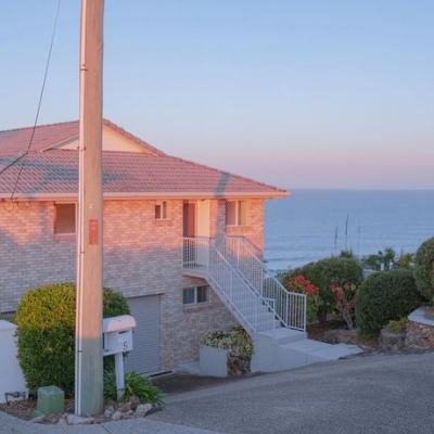 吉林儿子卖车给母亲治病，母亲死后儿媳搬床，掀开被子愣住了