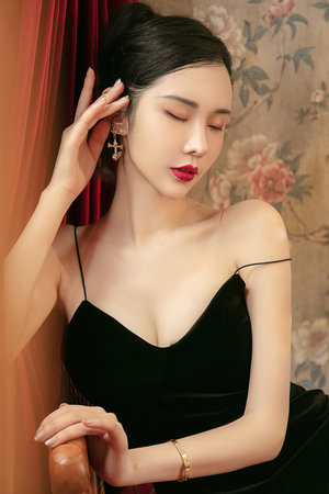 背不动百万业绩的美妆柜姐，上班像宫斗